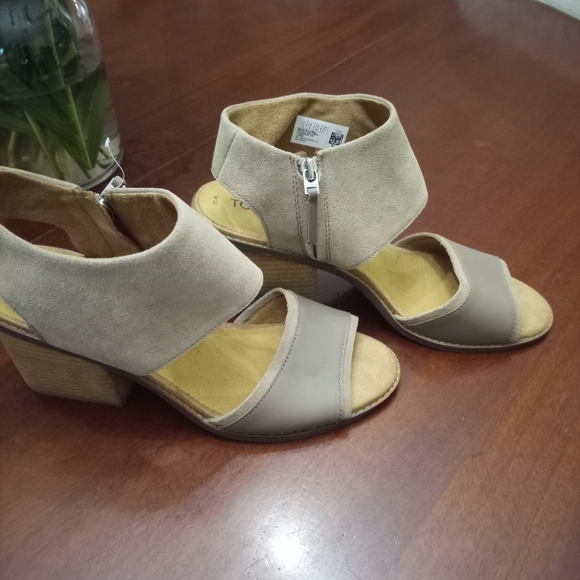 TOMS Women's Sandals in Beige and Taupe - Picture 2 of 7